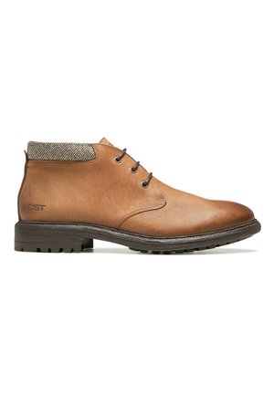 Bottines en cuir marron avec un col en tissu texturé. Les caractéristiques incluent des lacets ronds, une semelle robuste et un petit talon. Logo de la marque sur le côté.