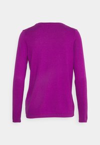Pull à col rond à manches longues de couleur violette éclatante, vu de dos sur un fond blanc uni.
