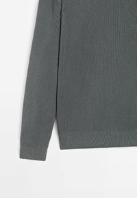 Grau gerippter Strickpullover mit langen Ärmeln. Verfügt über einen runden Halsausschnitt und strukturierten Stoff. Der Saum und die Bündchen sind mit einem Rippstrickabschluss versehen.