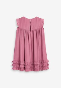 Rosa ärmelloses Kleid mit einem Knopfverschluss am Rücken, Rüschenschultern und gestuften Rüschendetails am Saum für zusätzlichen Charme.