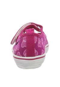 Rosa Leinenschuhe mit einem Herzmuster, weißen Gummisohlen und einem Klettverschluss für einfaches Anziehen. Die Rückansicht zeigt die Struktur der Sohle.