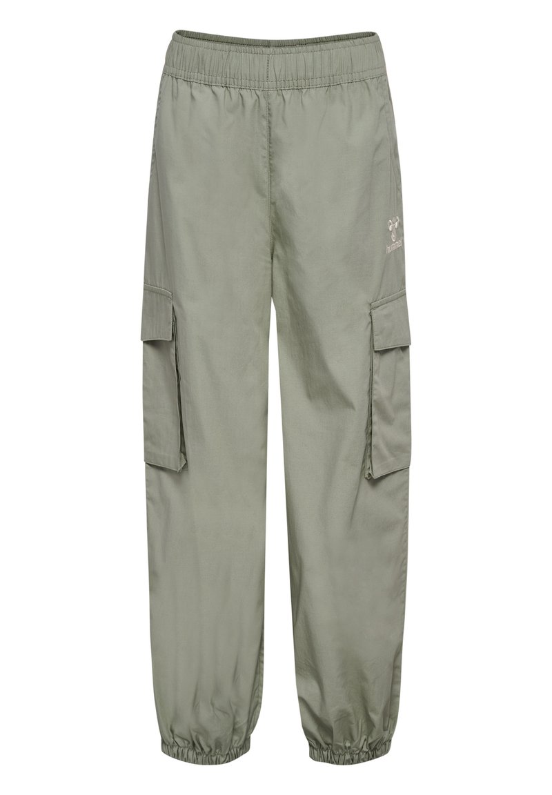 Licht olijfgroene cargobroek met een elastische tailleband, elastische boorden en twee zijzakken met klepsluitingen. Gemaakt van lichtgewicht stof.