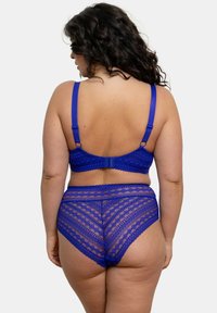 Bralette en dentelle bleue et culotte taille haute avec des motifs géométriques, bretelles ajustables et texture douce et transparente.