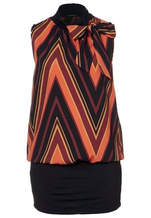 Ærmeløs bluse med høj hals og sløjfedetalje. Har et zigzag-mønster i orange, rød og sort, med en tætsiddende sort bund.