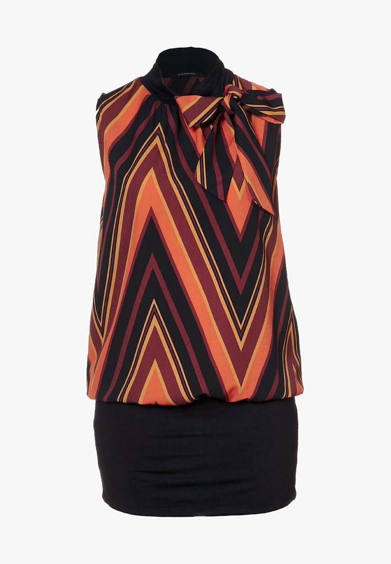 Ærmeløs bluse med høj hals og sløjfedetalje. Har et zigzag-mønster i orange, rød og sort, med en tætsiddende sort bund.