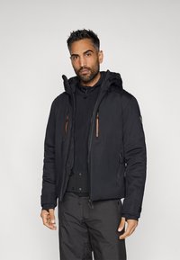 Čierna izolačná bunda s kapucňou, zipsovými vreckami a oranžovými akcentmi. Textúrovaná tkanina s elegantným, priliehavým strihom.