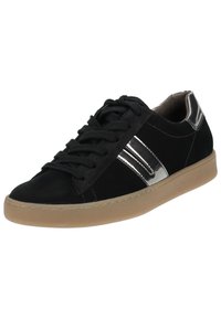Schwarzer Sneaker mit Obermaterial aus Wildleder, silbernen Akzentstreifen, runder Zehenpartie und einer strukturierten Gummisohle. Mit traditionellem Schnürverschluss.