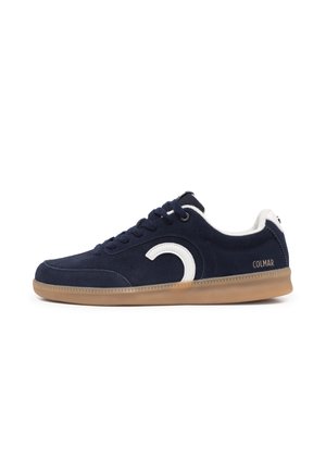 Baskets bleu marine avec logo blanc et lacets, semelle en gomme, et texte "COLMAR" sur le contrefort du talon, vues de côté sur fond blanc.