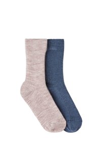 Ribbet strømper i lys pink og mørkeblå. Blød tekstur med ankellængde og forstærket tå og hæl. To par vist side om side.