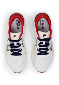 Zapatillas deportivas blancas con parte superior de malla, acentuadas por un borde rojo y cordones azules. Presentan un logo y detalles amarillos en los laterales.