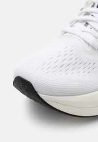 ASICS MAGIC SPEED - Tenisice za cestovno trčanje - white/black