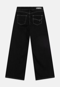 Jeans neri a gamba larga con vita alta e due tasche posteriori. I dettagli della cucitura a contrasto valorizzano il design. Tessuto denim testurizzato.
