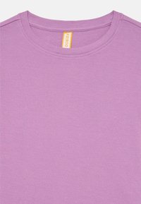 Purple ribbed t-shirt with a round neckline and visible stitching. Tag reads "FRIBOO" in orange. Soft, textured fabric.
