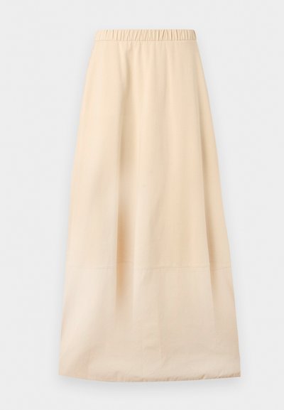 Μπεζ μακριά φούστα με ελαστική μέση και διακριτική ραφή, απλωμένη επίπεδα σε ανοιχτό φόντο.