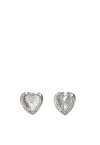 Orecchini a forma di cuore in argento con superficie texturizzata e incisione centrale. Circondati da pietre trasparenti, che aggiungono un accento decorativo.