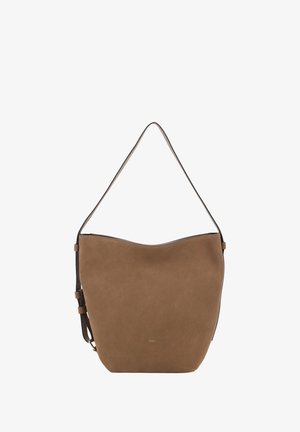 Sac seau en daim marron avec une bandoulière en cuir noir. Présente une texture lisse, une forme arrondie et un design minimaliste. Détail discret du logo.