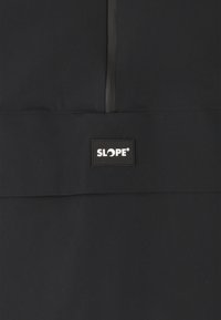 Svart utomhusjacka med en slät textur, med en central dragkedja och en rektangulär logotyp "SLOPE" framtill.