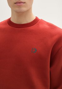 TOM TAILOR DENIM BASIC MIT LOGO PRINT - Mikina - velvet red