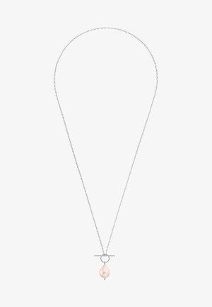 Zilveren ketting met een druppelvormige roze parelpendant, voorzien van een ronde lus en een bar clasp. Eenvoudig en elegant ontwerp.