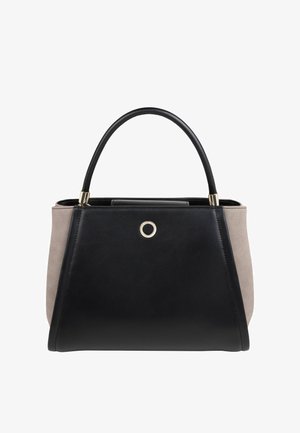 Tote taske i sort og beige læder, struktureret design med runde håndtag, hardware i guldfarve og en cirkulær detalje foran.