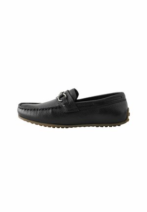 Schwarze Leder-Loafer mit strukturierter Oberfläche und dekorativer silberner Schnalle. Die Schuhe verfügen über eine weiche, flexible Sohle für Komfort.