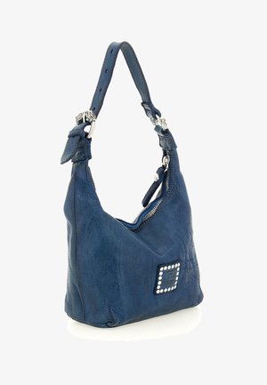 Borsa a tracolla in pelle blu con silhouette curva, chiusura con zip e un elemento decorativo quadrato con strass. Tracolla regolabile per maggiore versatilità.
