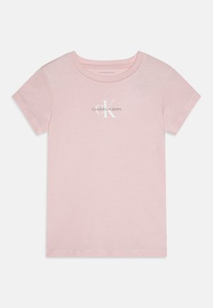 Helles rosa Baumwoll-T-Shirt mit kurzen Ärmeln, rundem Halsausschnitt und weißem Calvin Klein Jeans-Logo auf der Vorderseite. Weicher Stoff, schlichtes Design.