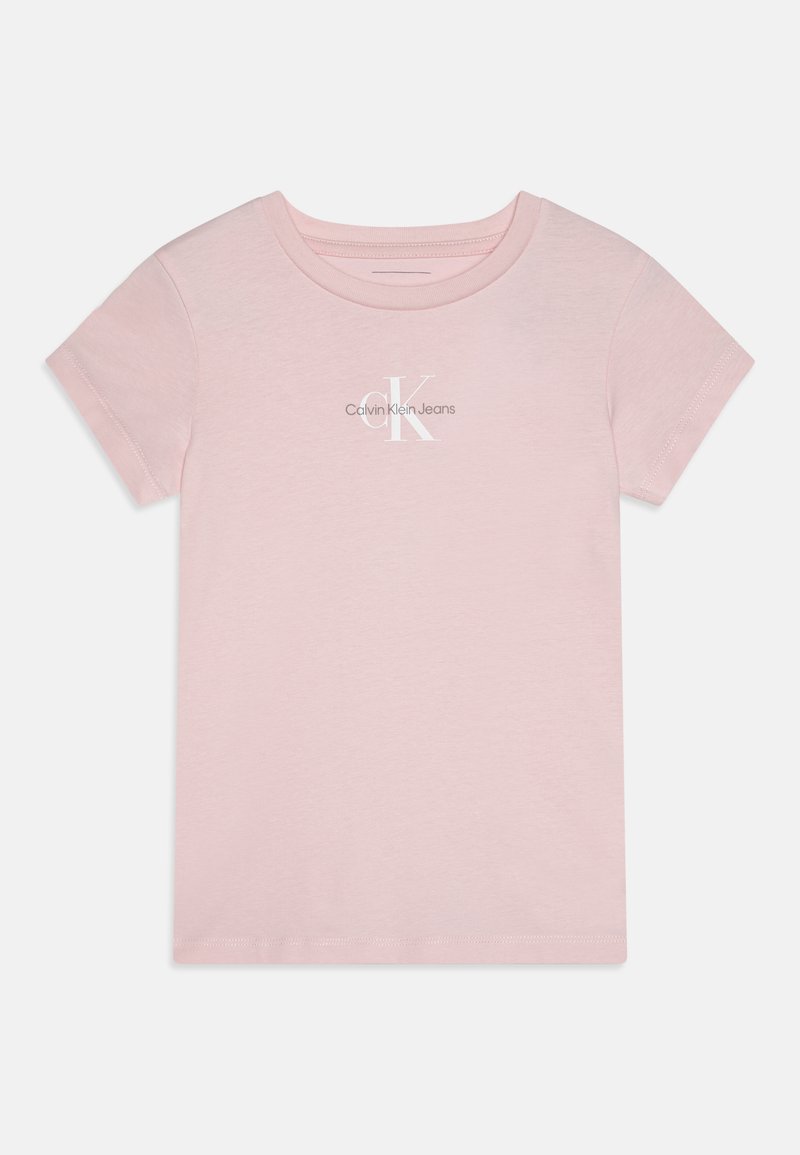 Camiseta de algodón color rosa claro con mangas cortas, cuello redondo y logo blanco de Calvin Klein Jeans en el frente. Textura suave, diseño básico.