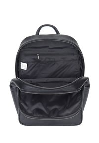 Zwarte leren rugzak met een gestructureerde buitenkant, ritscompartimenten, handvat bovenaan en een glad interieur. Beschikt over één extern ritsvak.