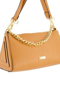 Tasche aus braunem Leder mit strukturierter Oberfläche, ausgestattet mit einem goldenen Kettenriemen und dreieckigen Akzenten. Die Verschluss ist ein Reißverschluss oben. Logo sichtbar.