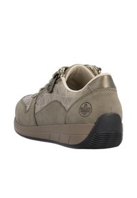 La chaussure présente un dessus en daim beige doux avec un motif géométrique, des accents marron et une semelle en caoutchouc texturée pour l'adhérence et la durabilité.