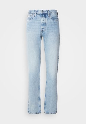 Világoskék farmernadrág, egyenes lábtypekkel, hagyományos öt zsebes kialakítással, fémből készült gombos záródással és enyhe kopással.