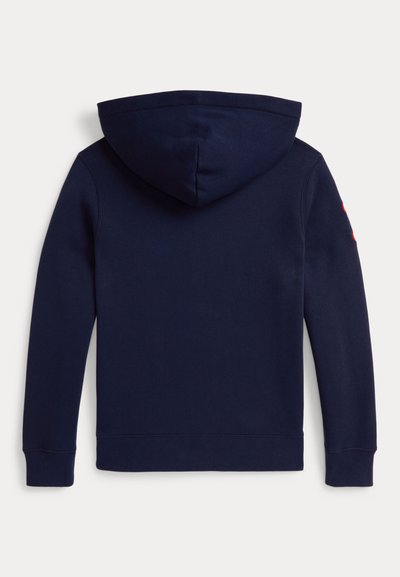 Jūras zila kapuci ar gludu tekstūru, ar kangoru kabatu un sarkanu logo detaļu labajā piedurknē.