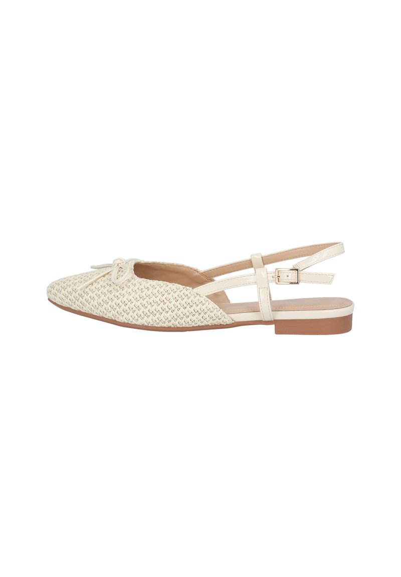 Scarpa slingback intrecciata color crema con suola piatta marrone, dotata di un fiocco decorativo sulla parte anteriore e di una cinghia con fibbia per una vestibilità sicura.