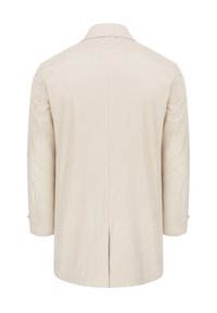 Beżowy płaszcz trench o gładkiej fakturze, z klasycznym kołnierzem, długimi rękawami i jednym rozcięciem z tyłu. Brak widocznych ozdób.