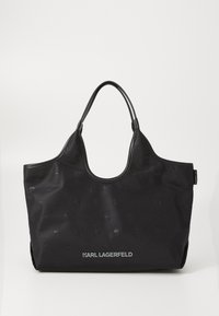 Juodas tote krepšys su matinio paviršiaus apdaila, su įspaustais logotipų raštais ir sidabrine „KARL LAGERFELD“ ženklinimu apačioje. Sklandus paviršius.