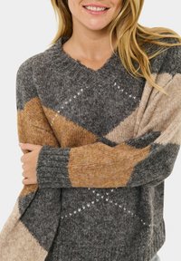 Strickpullover in Grau, Beige und Rost mit V-Ausschnitt, Rautenmustern, gerippten Bündchen und einer gemütlichen Textur.