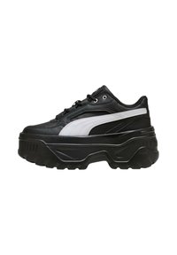 Sneaker bianco e nero con un design chunky, dotata di tomaia texture, punta arrotondata, colletto imbottito e suola in gomma spessa.