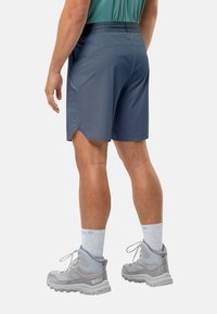 Männer Wanderhosen in Dunkelblau, aus leichtem Material. Verfügt über einen flexiblen Bund, seitliche Schlitze und dezentes Logo-Detail.