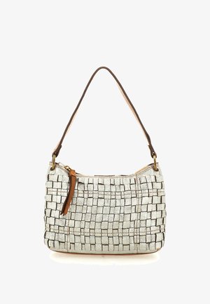 Borsa intrecciata in argento con superficie testurizzata, tracolla in pelle marrone e dettagli in ottone dorato. Dotata di chiusura con cerniera e motivo di design sottile.