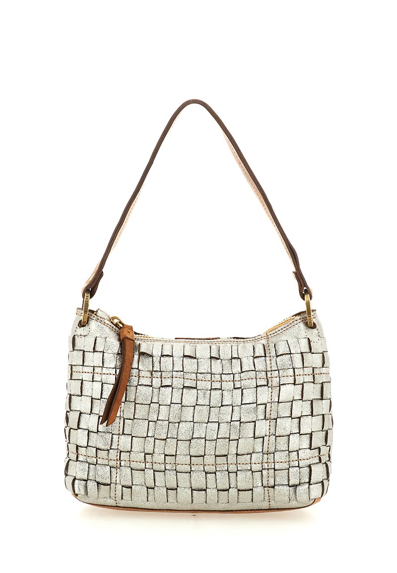 Borsa intrecciata in argento con superficie testurizzata, tracolla in pelle marrone e dettagli in ottone dorato. Dotata di chiusura con cerniera e motivo di design sottile.