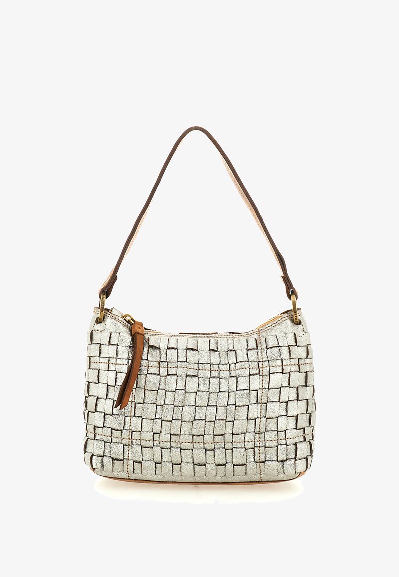 Borsa intrecciata in argento con superficie testurizzata, tracolla in pelle marrone e dettagli in ottone dorato. Dotata di chiusura con cerniera e motivo di design sottile.