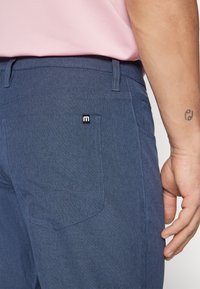 TravisMathew OPEN TO CLOSE - Hlače - navy