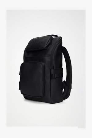 Fekete vízálló hátizsák strukturált kialakítással, felső fedéllel, elülső cipzáras zsebbel, állítható pántokkal és hálós hátoldallal a légáramlás érdekében.