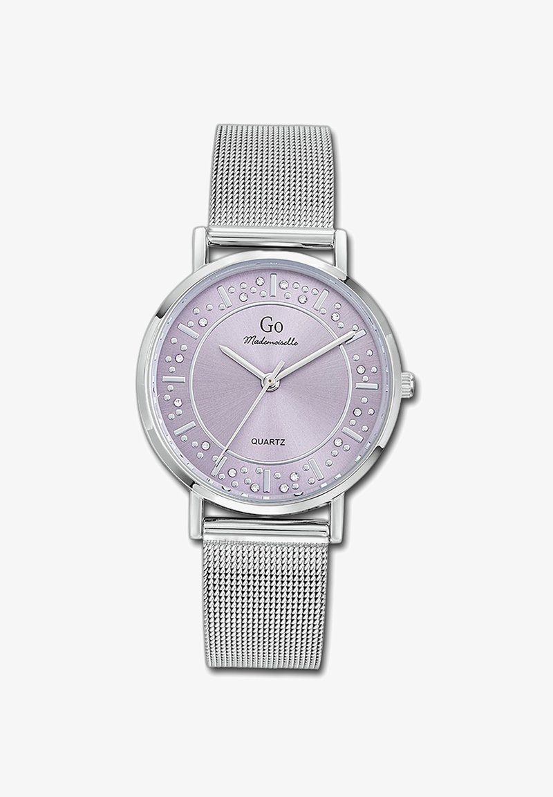 Montre en quartz argentée avec un cadran rond lavande, accents en cristal et bracelet en maille. Elle dispose d'index et d'aiguilles argentés.