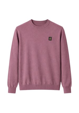 Maglione color malva a maniche lunghe con scollo rotondo, polsini e orlo a coste, con una piccola toppa quadrata nera con emblema dorato sul petto a sinistra.