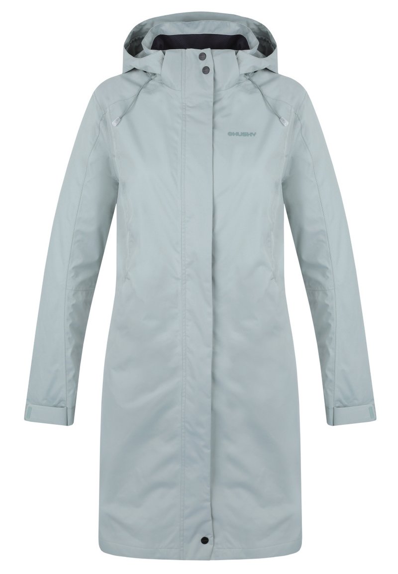 Světle modrá nepromokavá parka s vysokým límcem, nastavitelnou kapucí, dlouhými rukávy a bočními kapsami. Hladký, mírně lesklý materiál.
