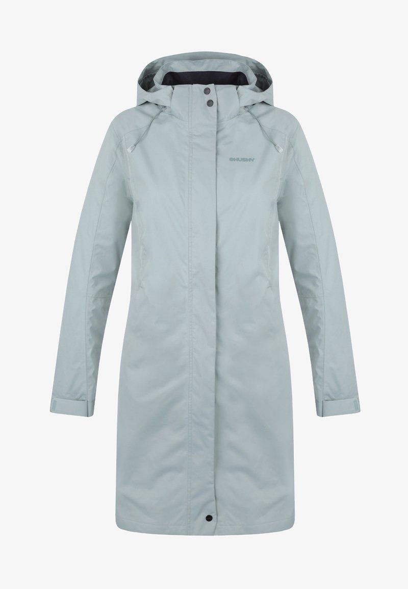 Světle modrá nepromokavá parka s vysokým límcem, nastavitelnou kapucí, dlouhými rukávy a bočními kapsami. Hladký, mírně lesklý materiál.