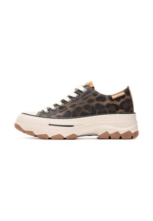 Las zapatillas de estampado de leopardo presentan una parte superior de tela en tonos marrón y negro, puntera redonda, cordones crema y una suela gruesa de color beige con un patrón texturizado.