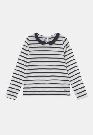 Chemise blanche à manches longues avec des rayures horizontales noires et un col arrondi noir uni, présentée à plat sur un fond blanc.